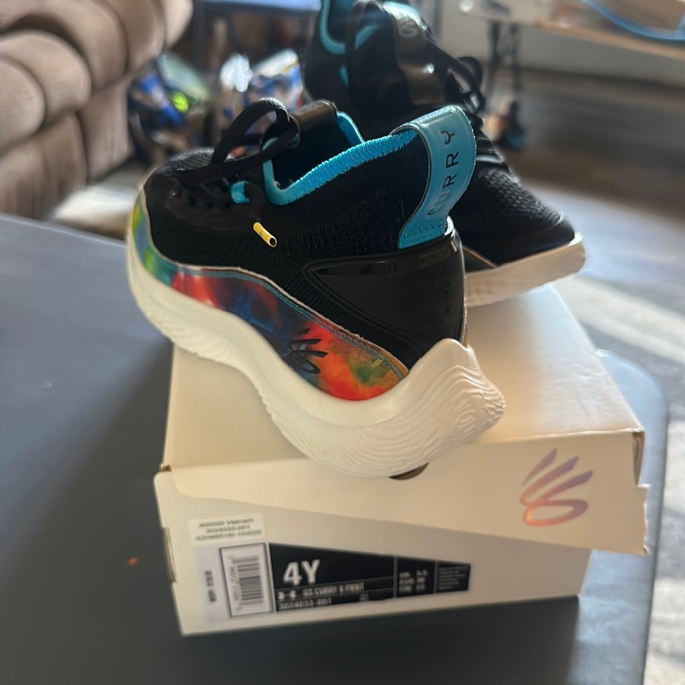 GS Curry print. Size 4Y, brand new with box.